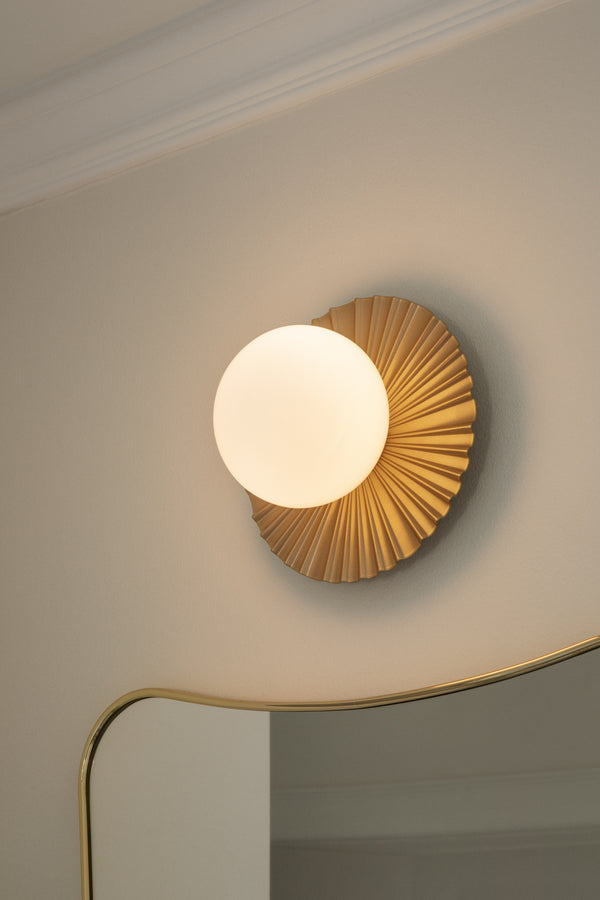 Nuura Liila Muuse Small Opal vegglampe