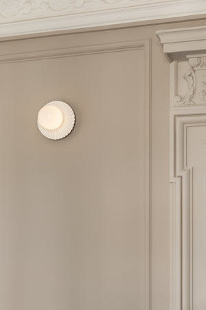 Nuura Liila Muuse Small Opal vegglampe