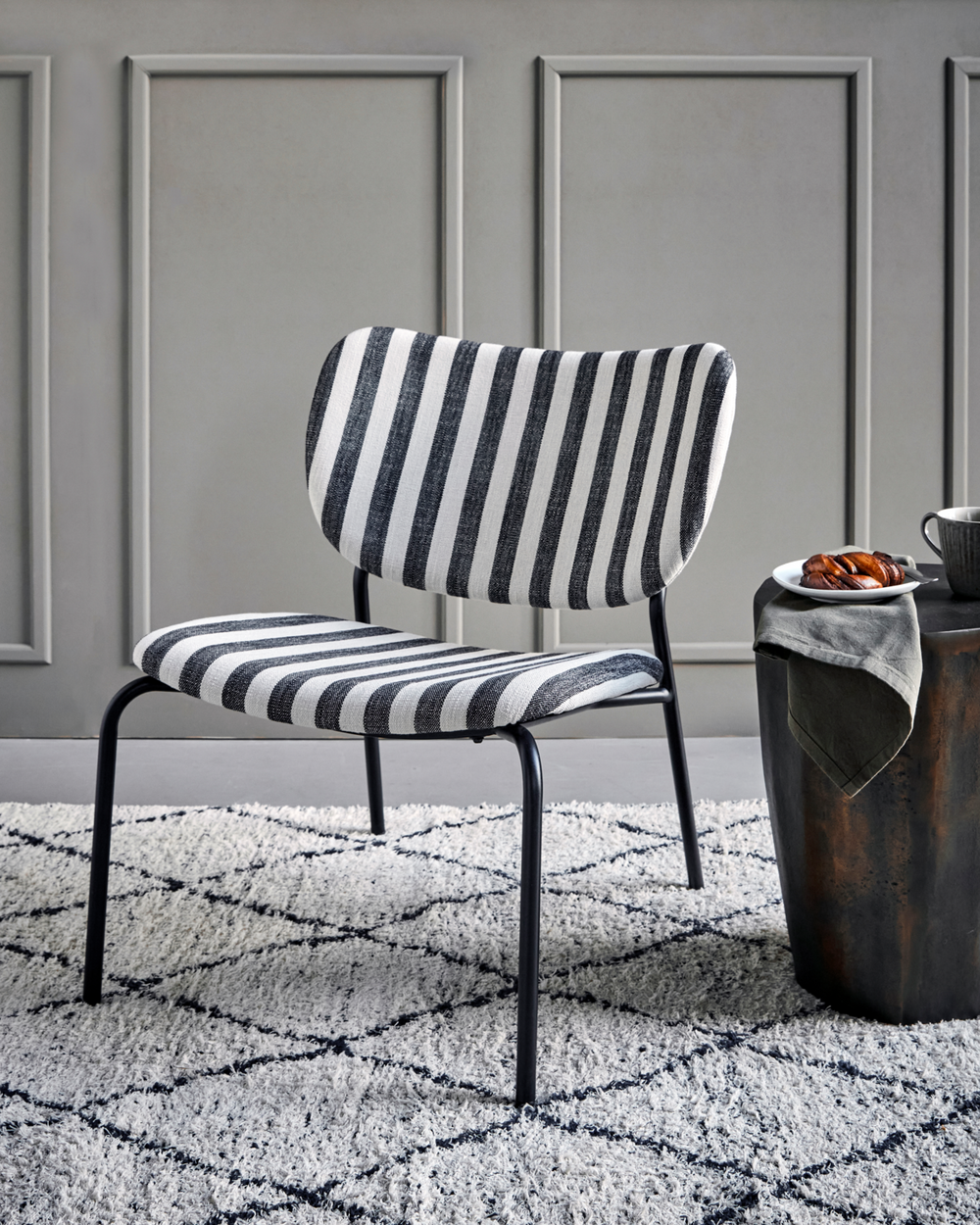 House Doctor Longo hvit/svart loungestol