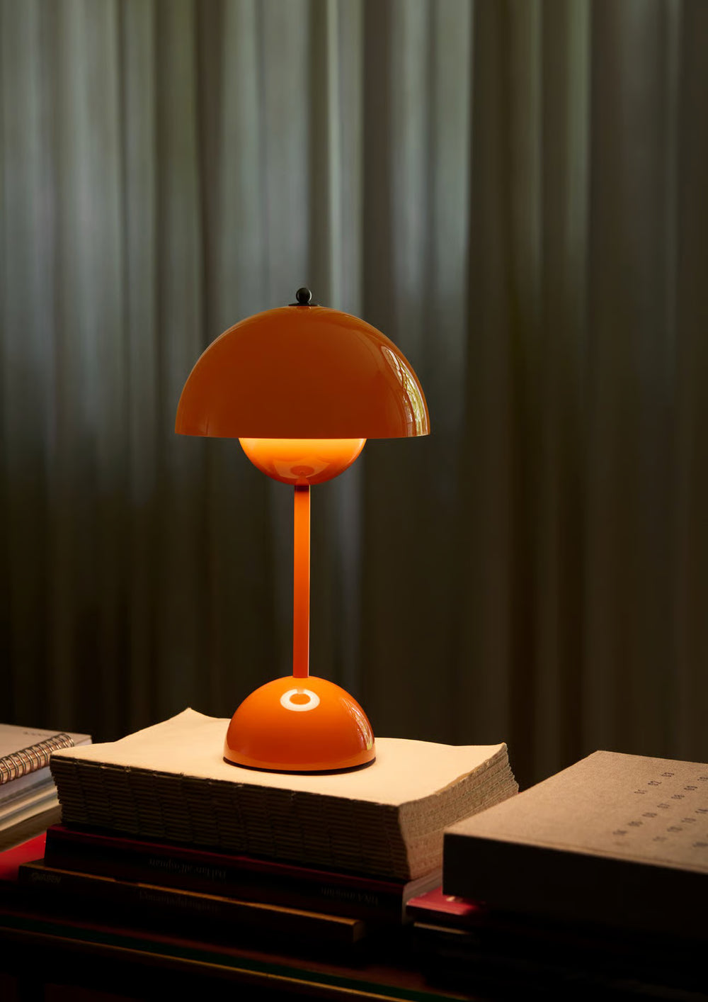 Flowerpot VP9 Oppladbar Bordlampe, zesty orange