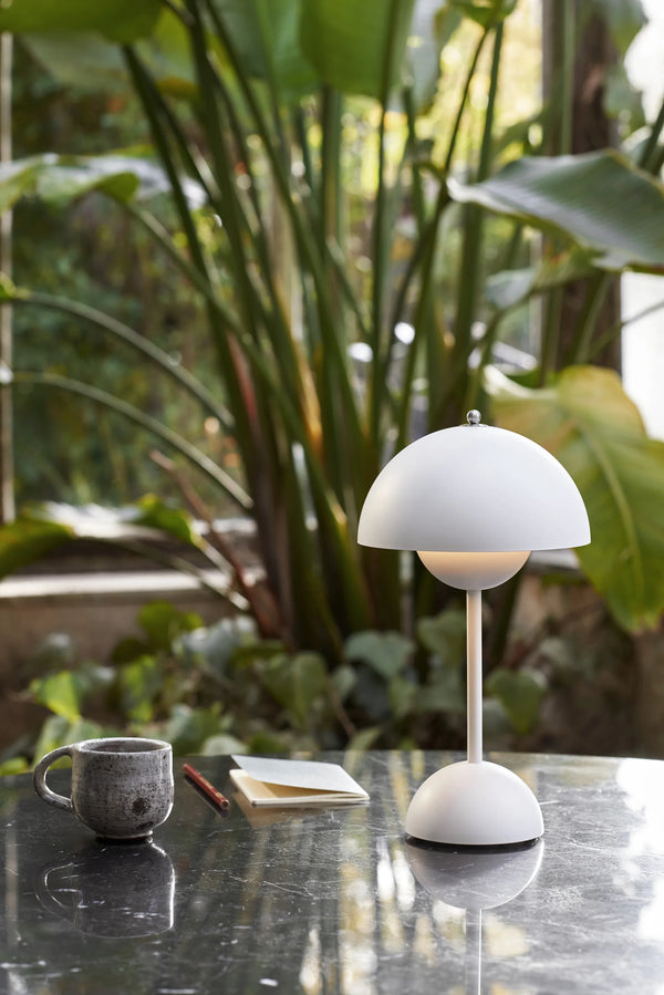 Flowerpot VP9 Oppladbar Bordlampe, matt white