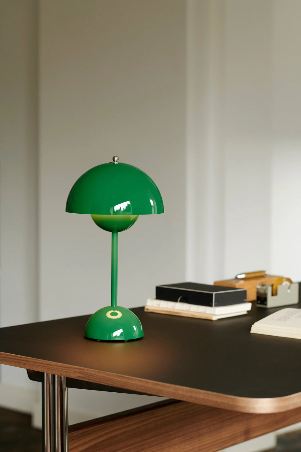 Flowerpot VP9 Oppladbar Bordlampe, signal green