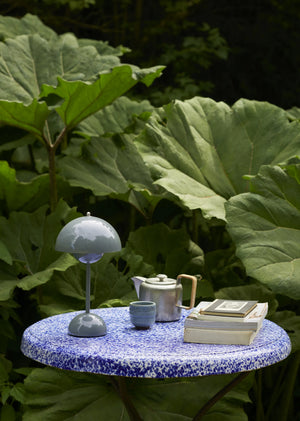 Flowerpot VP9 Oppladbar Bordlampe, stone blue